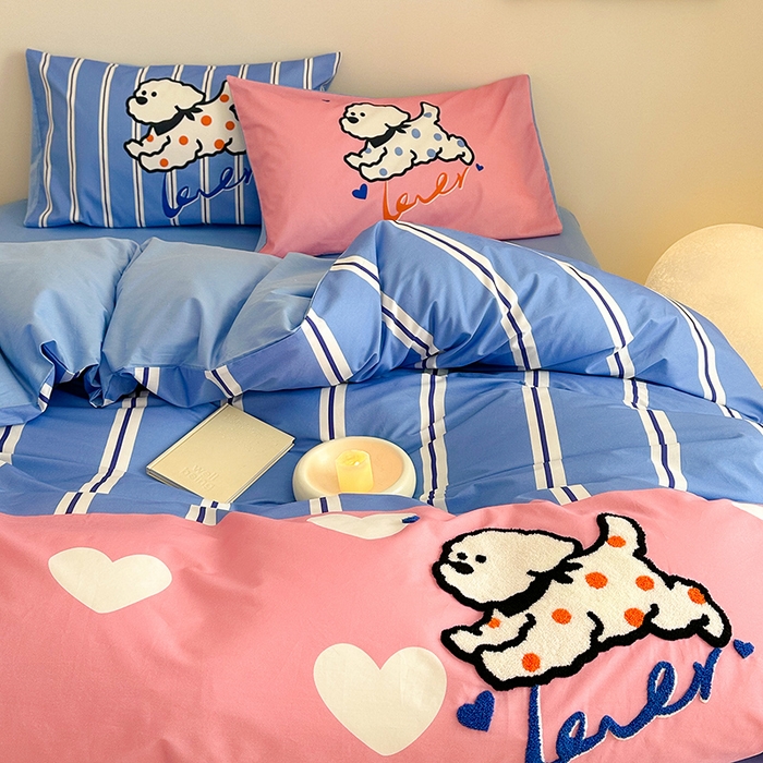 91家纺网 家纺一手货源 找家纺 锦彩家居 2025新款全棉13372数码印花毛巾绣四件套（提供买家秀） 奔跑小狗