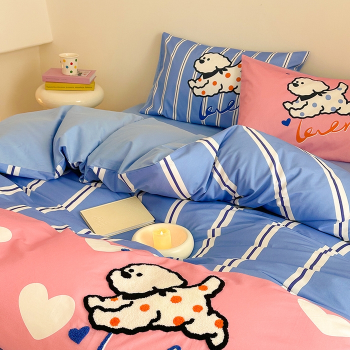 91家纺网 家纺一手货源 找家纺 锦彩家居 2025新款全棉13372数码印花毛巾绣四件套（提供买家秀） 奔跑小狗