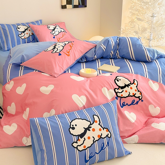 91家纺网 家纺一手货源 找家纺 锦彩家居 2025新款全棉13372数码印花毛巾绣四件套（提供买家秀） 奔跑小狗