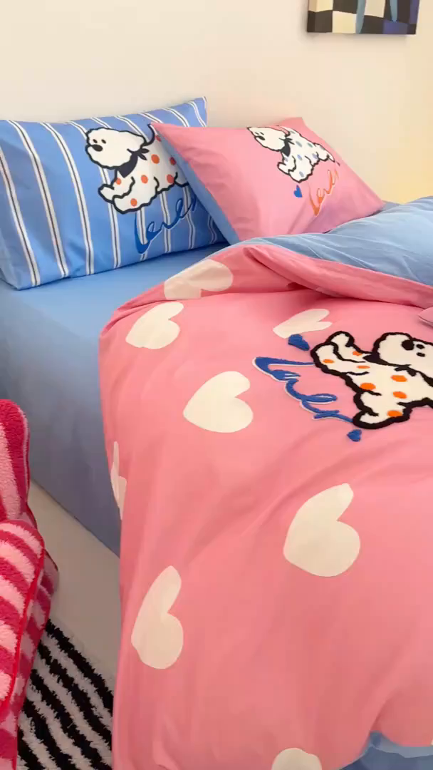 91家纺网 家纺一手货源 找家纺 锦彩家居 2025新款全棉13372数码印花毛巾绣四件套（提供买家秀） 奔跑小狗