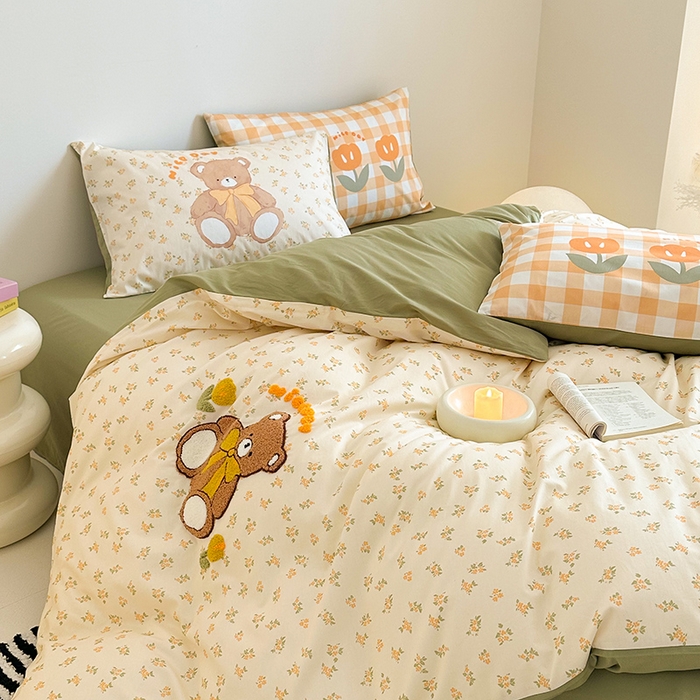 91家纺网 家纺一手货源 找家纺 锦彩家居 2025新款全棉13372数码印花毛巾绣四件套（提供买家秀） 花丛小熊