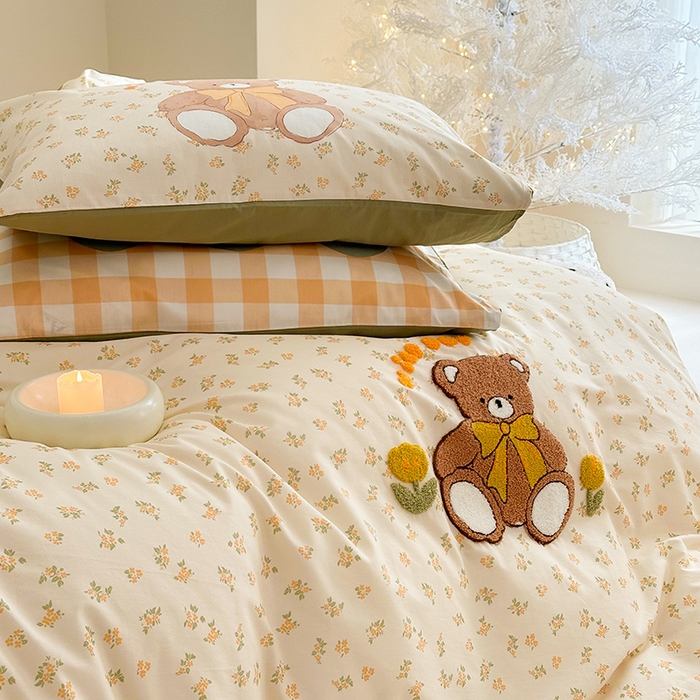 91家纺网 家纺一手货源 找家纺 锦彩家居 2025新款全棉13372数码印花毛巾绣四件套（提供买家秀） 花丛小熊