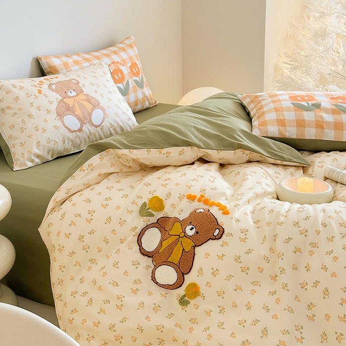 91家纺网 家纺一手货源 找家纺 锦彩家居 2025新款全棉13372数码印花毛巾绣四件套（提供买家秀） 花丛小熊