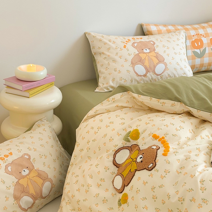 91家纺网 家纺一手货源 找家纺 锦彩家居 2025新款全棉13372数码印花毛巾绣四件套（提供买家秀） 花丛小熊