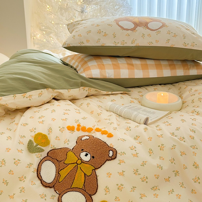 91家纺网 家纺一手货源 找家纺 锦彩家居 2025新款全棉13372数码印花毛巾绣四件套（提供买家秀） 花丛小熊