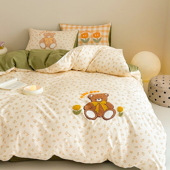 91家纺网 家纺一手货源 找家纺 锦彩家居 2025新款全棉13372数码印花毛巾绣四件套（提供买家秀） 花丛小熊