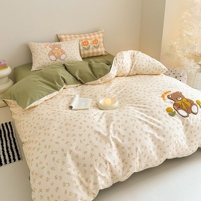 91家纺网 家纺一手货源 找家纺 锦彩家居 2025新款全棉13372数码印花毛巾绣四件套（提供买家秀） 花丛小熊