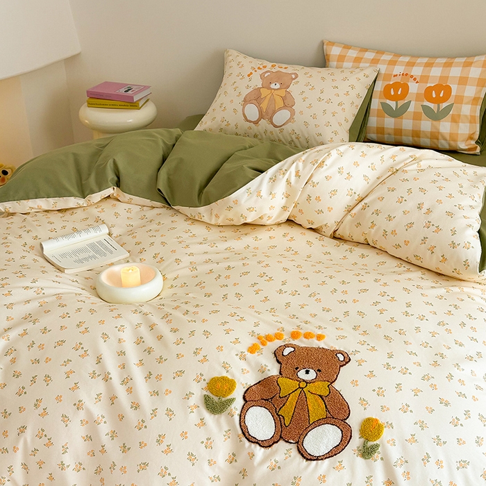 91家纺网 家纺一手货源 找家纺 锦彩家居 2025新款全棉13372数码印花毛巾绣四件套（提供买家秀） 花丛小熊