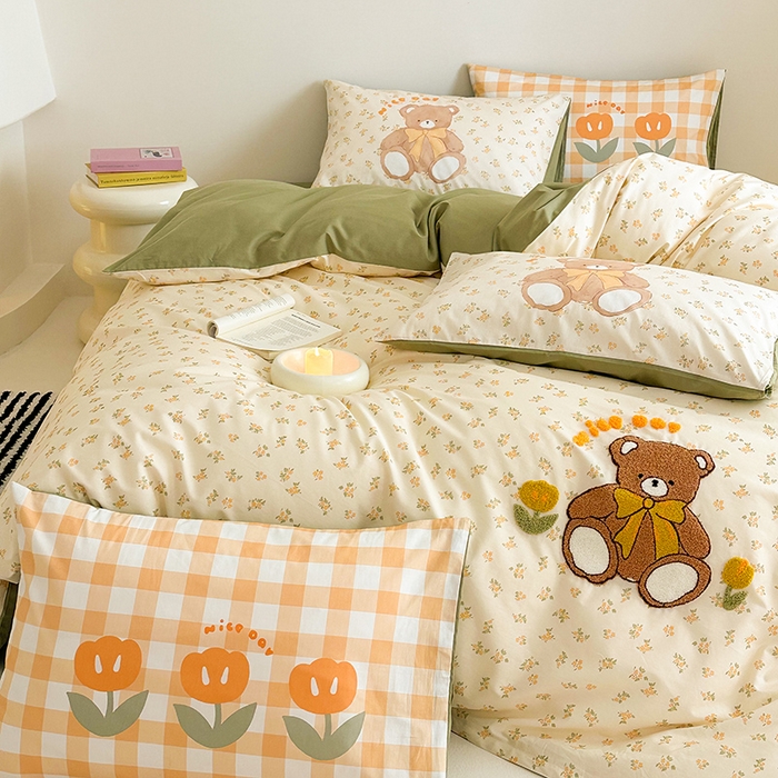 91家纺网 家纺一手货源 找家纺 锦彩家居 2025新款全棉13372数码印花毛巾绣四件套（提供买家秀） 花丛小熊