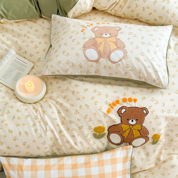 91家纺网 家纺一手货源 找家纺 锦彩家居 2025新款全棉13372数码印花毛巾绣四件套（提供买家秀） 花丛小熊