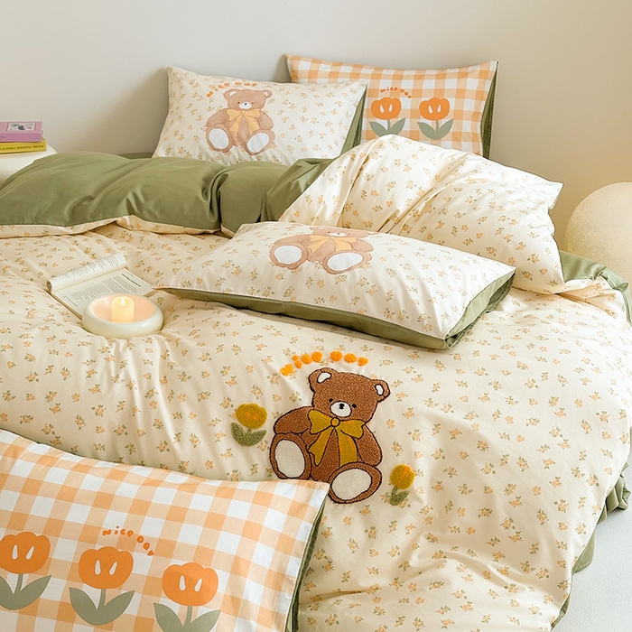 91家纺网 家纺一手货源 找家纺 锦彩家居 2025新款全棉13372数码印花毛巾绣四件套（提供买家秀） 花丛小熊