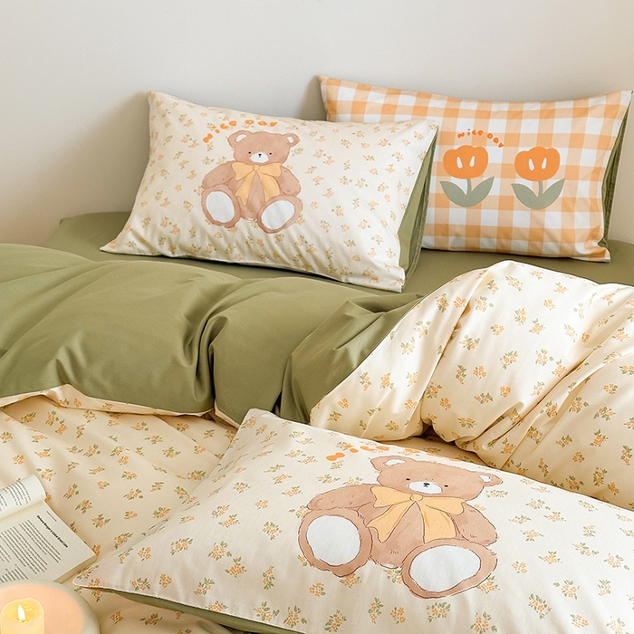 91家纺网 家纺一手货源 找家纺 锦彩家居 2025新款全棉13372数码印花毛巾绣四件套（提供买家秀） 花丛小熊