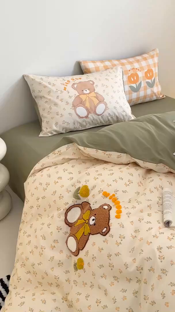 91家纺网 家纺一手货源 找家纺 锦彩家居 2025新款全棉13372数码印花毛巾绣四件套（提供买家秀） 花丛小熊