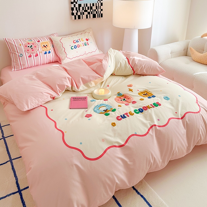 91家纺网 家纺一手货源 找家纺 锦彩家居 2025新款全棉13372数码印花毛巾绣四件套（提供买家秀） 快乐派对