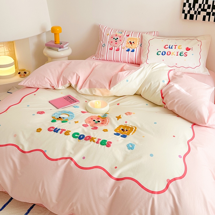 91家纺网 家纺一手货源 找家纺 锦彩家居 2025新款全棉13372数码印花毛巾绣四件套（提供买家秀） 快乐派对