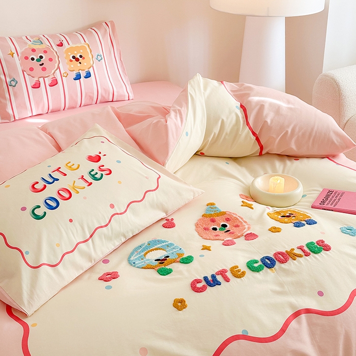 91家纺网 家纺一手货源 找家纺 锦彩家居 2025新款全棉13372数码印花毛巾绣四件套（提供买家秀） 快乐派对