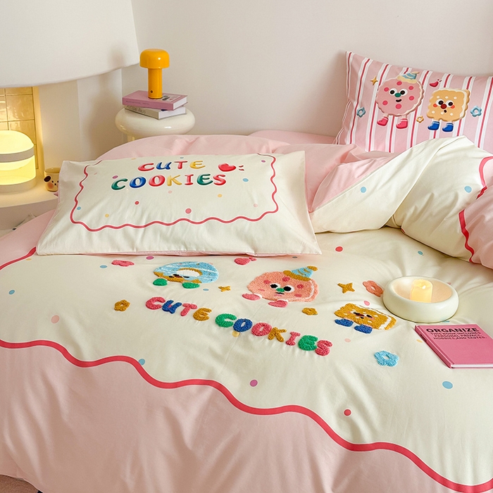 91家纺网 家纺一手货源 找家纺 锦彩家居 2025新款全棉13372数码印花毛巾绣四件套（提供买家秀） 快乐派对