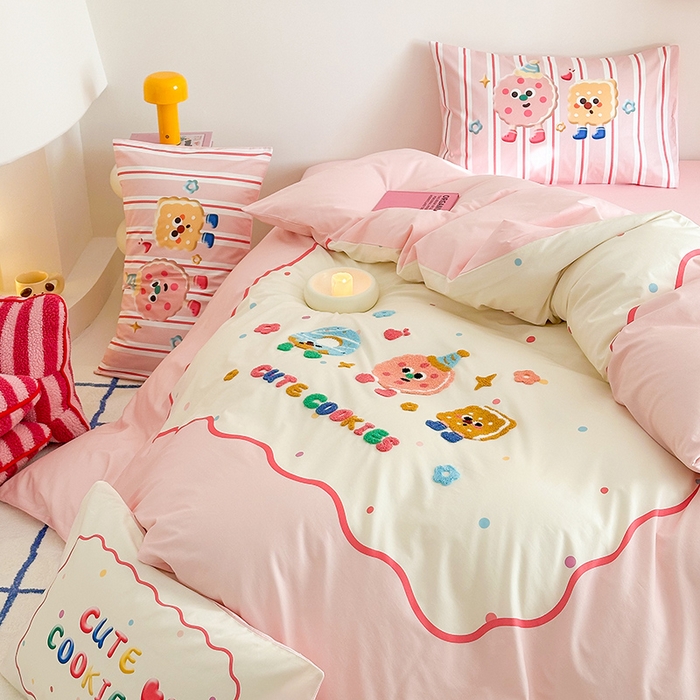 91家纺网 家纺一手货源 找家纺 锦彩家居 2025新款全棉13372数码印花毛巾绣四件套（提供买家秀） 快乐派对