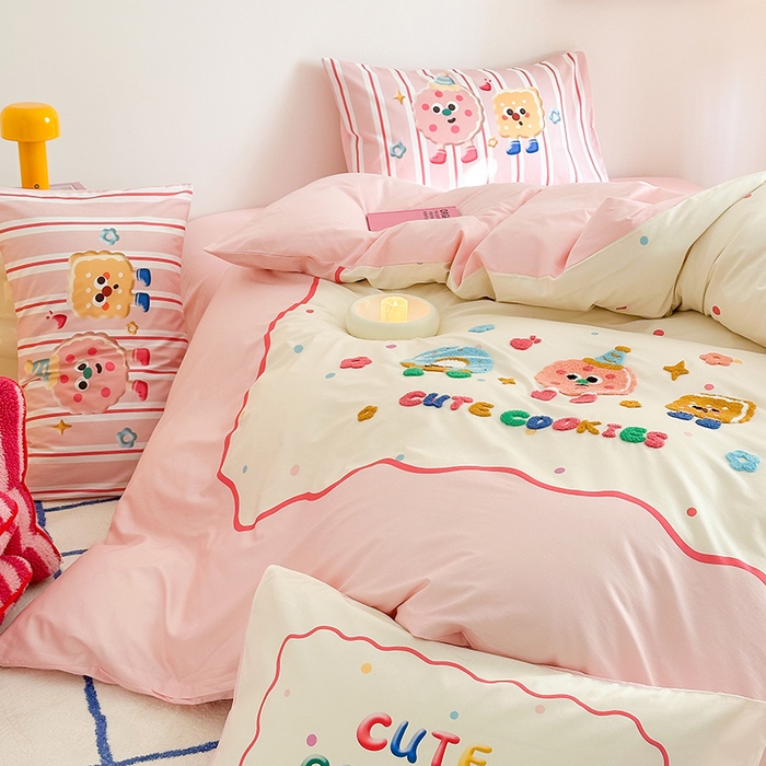 91家纺网 家纺一手货源 找家纺 锦彩家居 2025新款全棉13372数码印花毛巾绣四件套（提供买家秀） 快乐派对