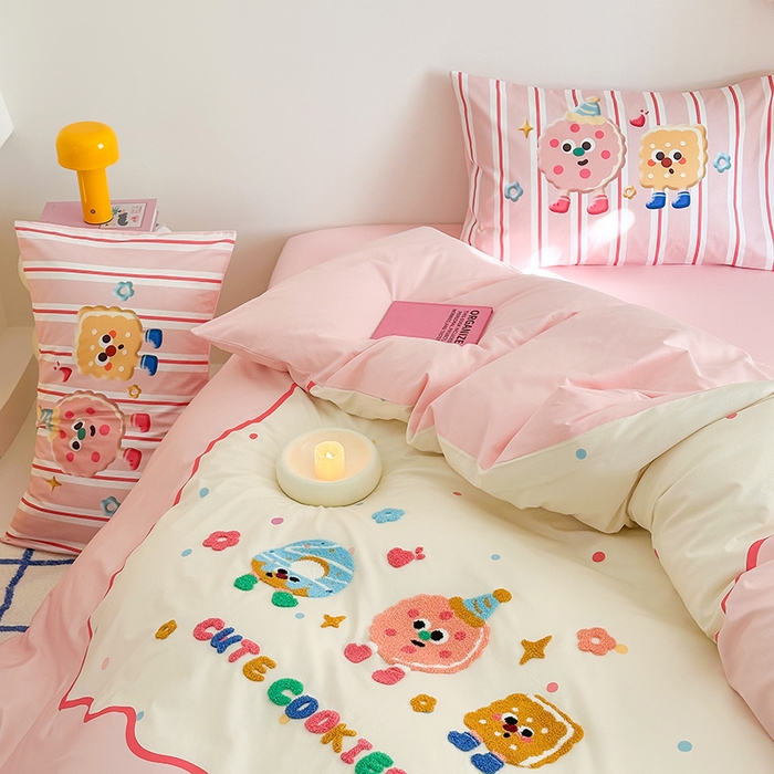 91家纺网 家纺一手货源 找家纺 锦彩家居 2025新款全棉13372数码印花毛巾绣四件套（提供买家秀） 快乐派对