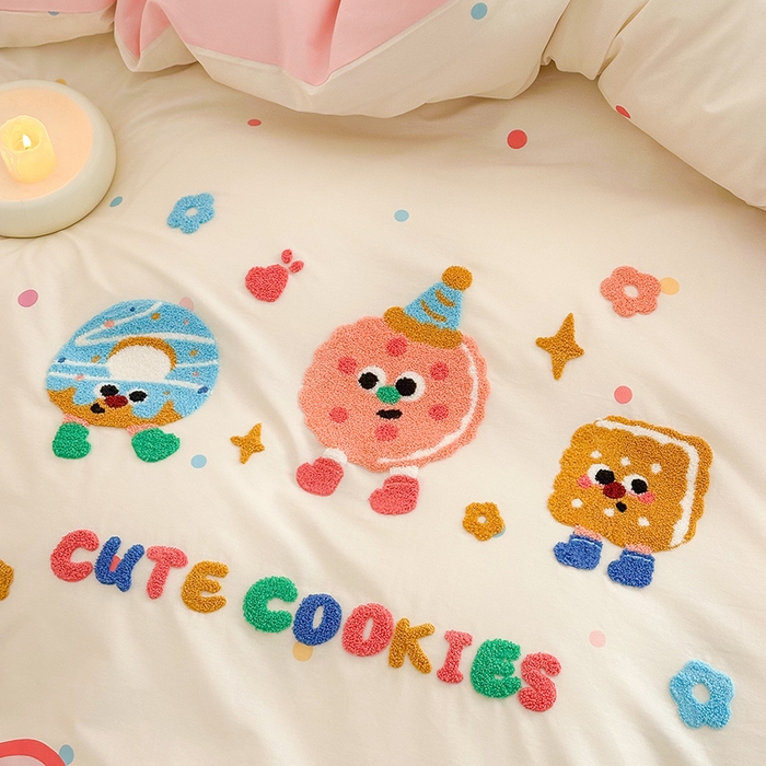 91家纺网 家纺一手货源 找家纺 锦彩家居 2025新款全棉13372数码印花毛巾绣四件套（提供买家秀） 快乐派对