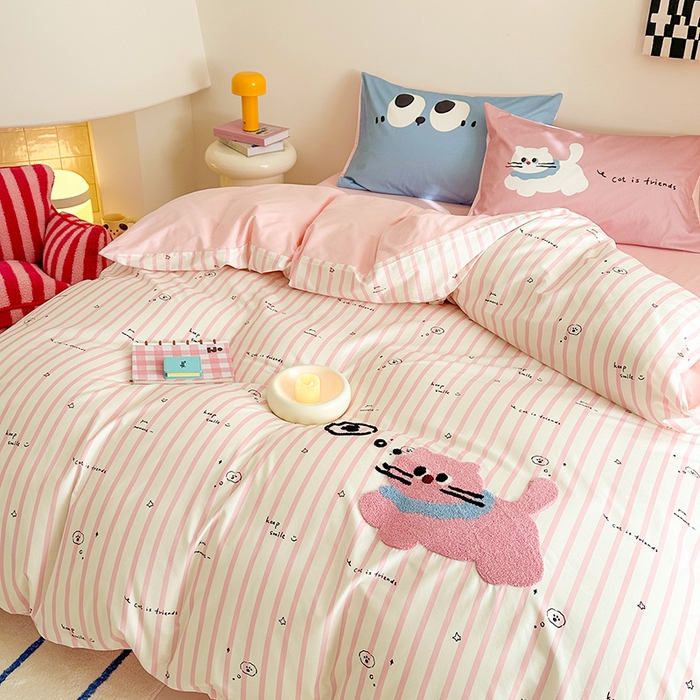 91家纺网 家纺一手货源 找家纺 锦彩家居 2025新款全棉13372数码印花毛巾绣四件套（提供买家秀） 淘气猫