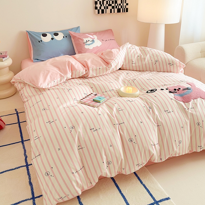 91家纺网 家纺一手货源 找家纺 锦彩家居 2025新款全棉13372数码印花毛巾绣四件套（提供买家秀） 淘气猫