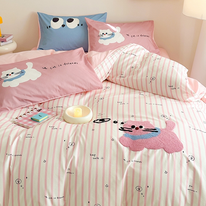 91家纺网 家纺一手货源 找家纺 锦彩家居 2025新款全棉13372数码印花毛巾绣四件套（提供买家秀） 淘气猫