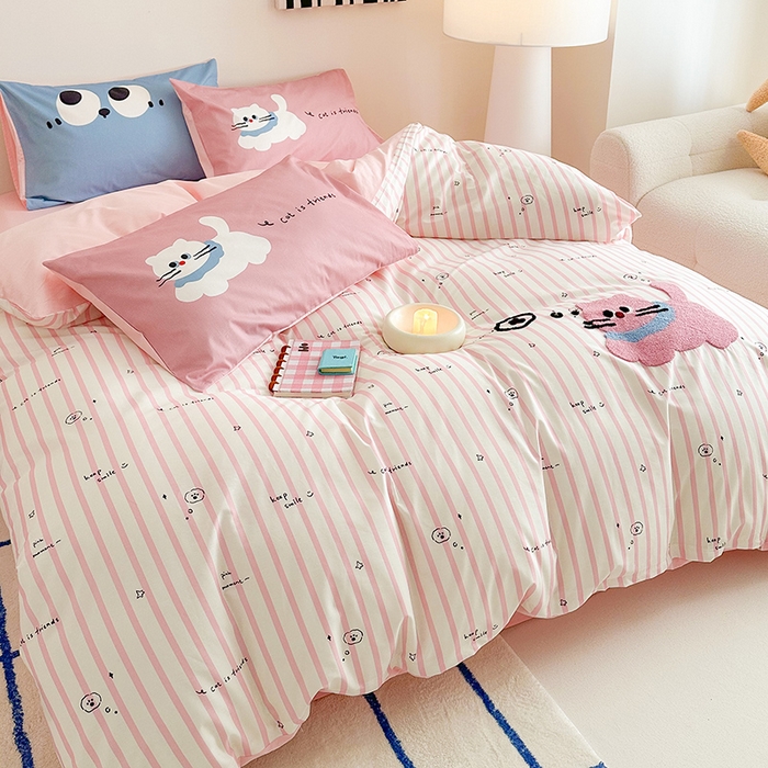 91家纺网 家纺一手货源 找家纺 锦彩家居 2025新款全棉13372数码印花毛巾绣四件套（提供买家秀） 淘气猫