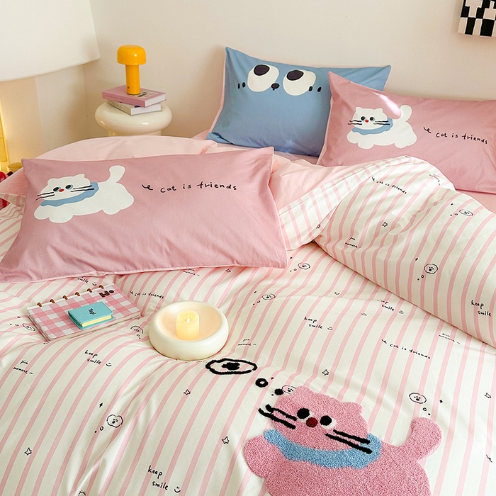 91家纺网 家纺一手货源 找家纺 锦彩家居 2025新款全棉13372数码印花毛巾绣四件套（提供买家秀） 淘气猫