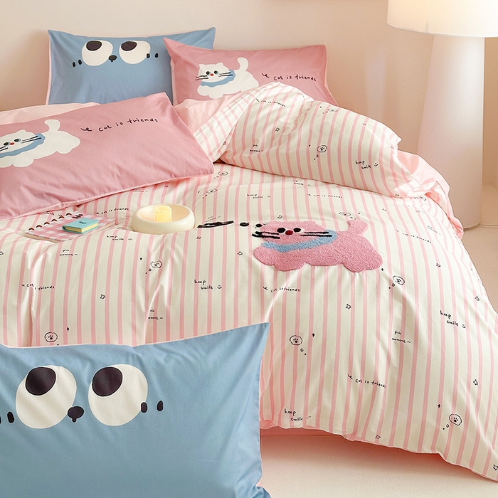 91家纺网 家纺一手货源 找家纺 锦彩家居 2025新款全棉13372数码印花毛巾绣四件套（提供买家秀） 淘气猫