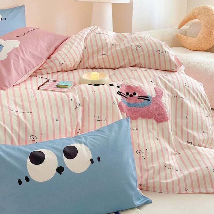 91家纺网 家纺一手货源 找家纺 锦彩家居 2025新款全棉13372数码印花毛巾绣四件套（提供买家秀） 淘气猫