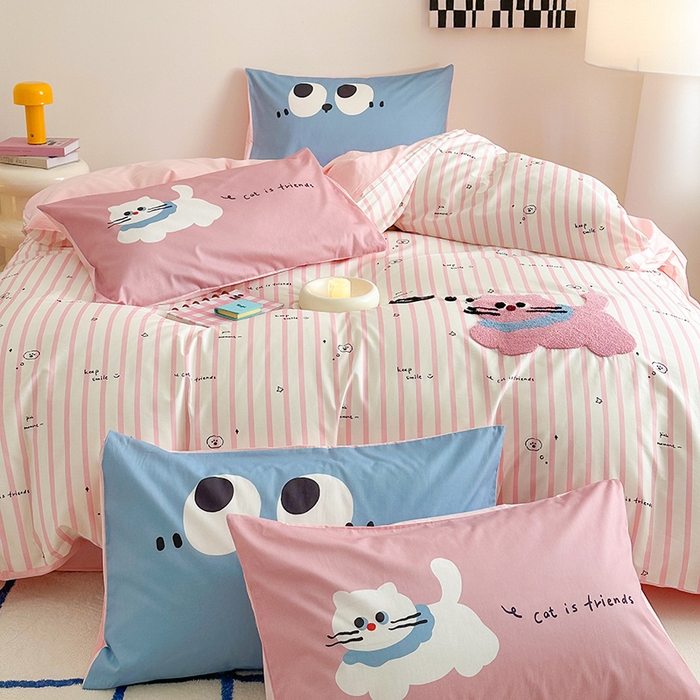 91家纺网 家纺一手货源 找家纺 锦彩家居 2025新款全棉13372数码印花毛巾绣四件套（提供买家秀） 淘气猫