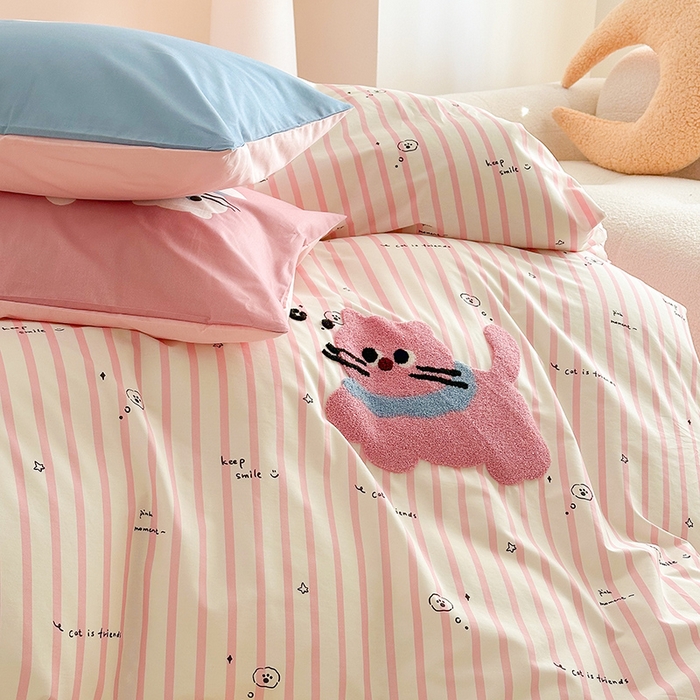 91家纺网 家纺一手货源 找家纺 锦彩家居 2025新款全棉13372数码印花毛巾绣四件套（提供买家秀） 淘气猫