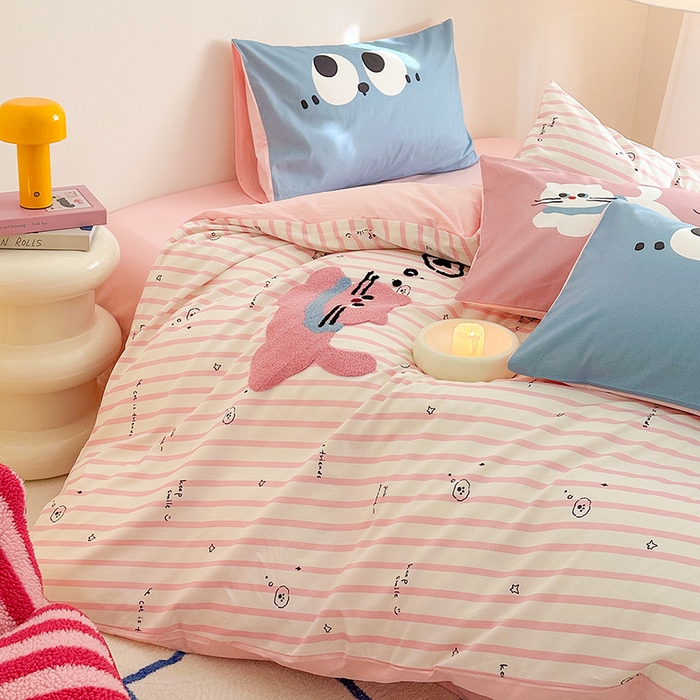 91家纺网 家纺一手货源 找家纺 锦彩家居 2025新款全棉13372数码印花毛巾绣四件套（提供买家秀） 淘气猫