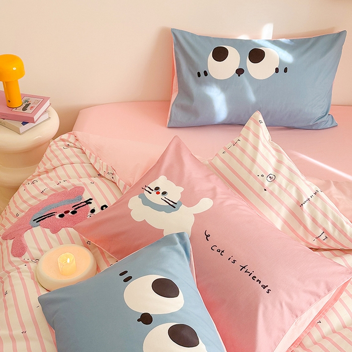 91家纺网 家纺一手货源 找家纺 锦彩家居 2025新款全棉13372数码印花毛巾绣四件套（提供买家秀） 淘气猫