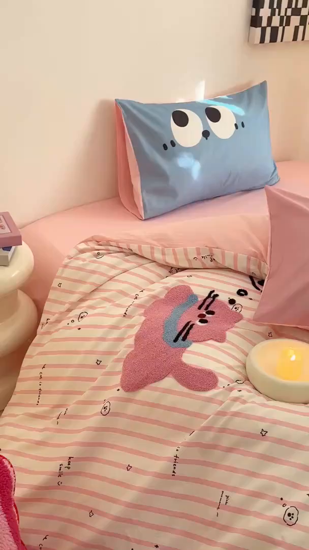 91家纺网 家纺一手货源 找家纺 锦彩家居 2025新款全棉13372数码印花毛巾绣四件套（提供买家秀） 淘气猫