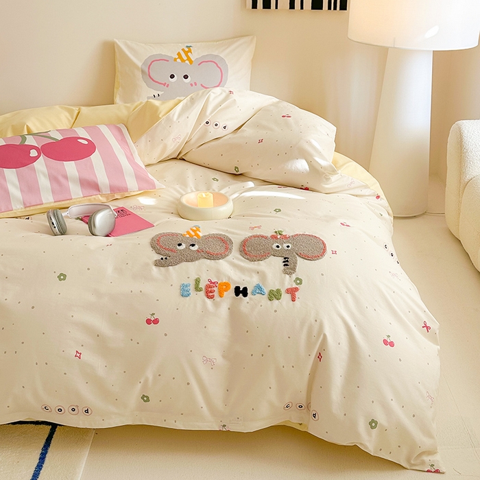 91家纺网 家纺一手货源 找家纺 锦彩家居 2025新款全棉13372数码印花毛巾绣四件套（提供买家秀） 甜蜜小象