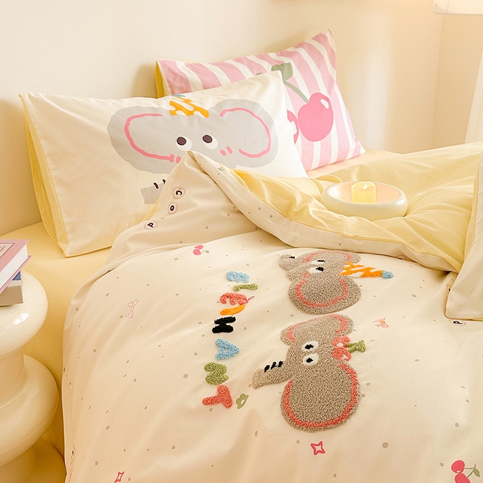 91家纺网 家纺一手货源 找家纺 锦彩家居 2025新款全棉13372数码印花毛巾绣四件套（提供买家秀） 甜蜜小象