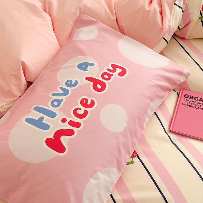 91家纺网 家纺一手货源 找家纺 锦彩家居 2025新款全棉13372数码印花毛巾绣四件套（提供买家秀） 樱桃小狗