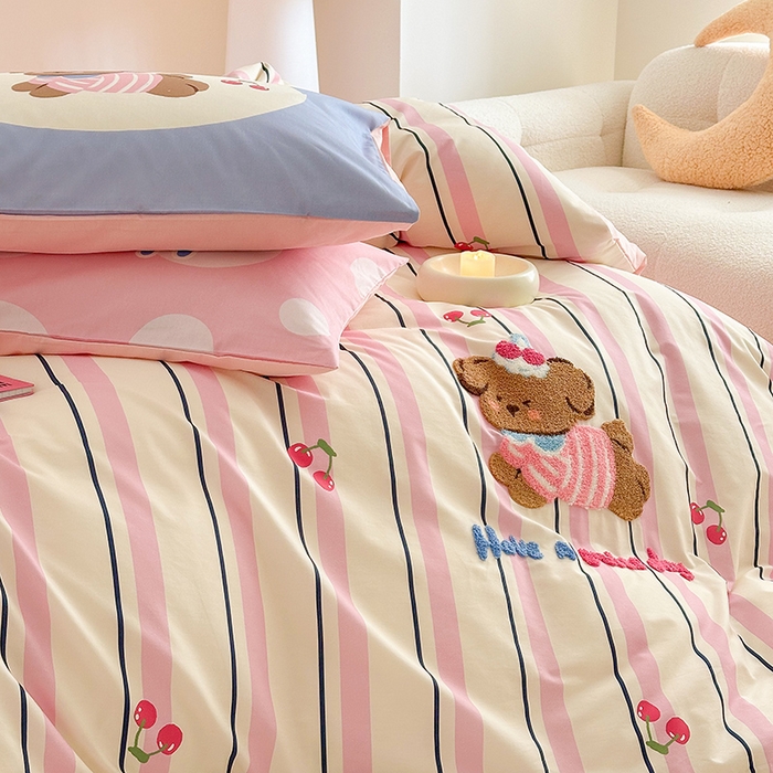 91家纺网 家纺一手货源 找家纺 锦彩家居 2025新款全棉13372数码印花毛巾绣四件套（提供买家秀） 樱桃小狗