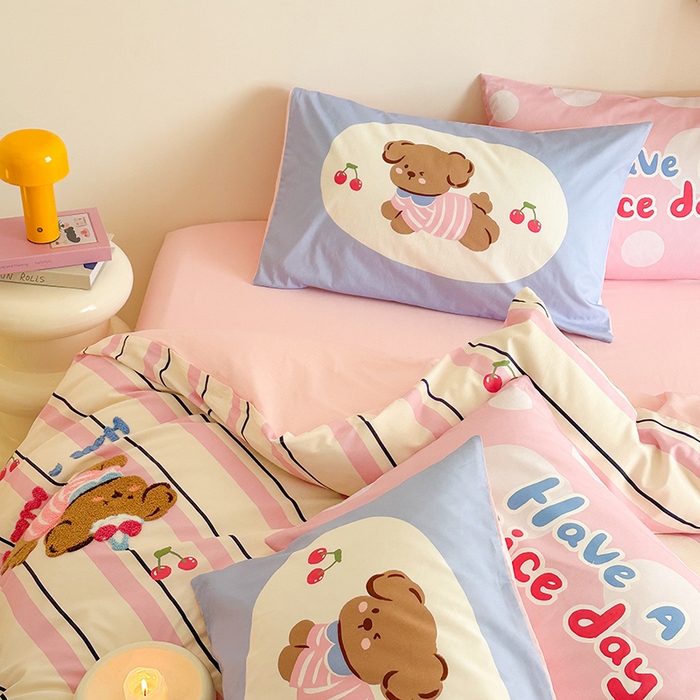 91家纺网 家纺一手货源 找家纺 锦彩家居 2025新款全棉13372数码印花毛巾绣四件套（提供买家秀） 樱桃小狗