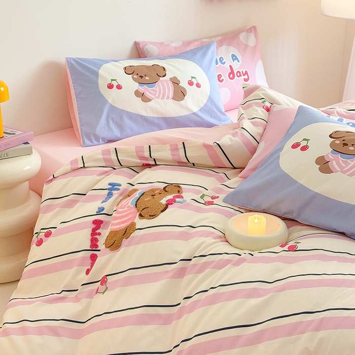 91家纺网 家纺一手货源 找家纺 锦彩家居 2025新款全棉13372数码印花毛巾绣四件套（提供买家秀） 樱桃小狗