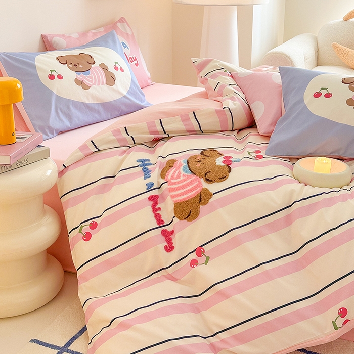 91家纺网 家纺一手货源 找家纺 锦彩家居 2025新款全棉13372数码印花毛巾绣四件套（提供买家秀） 樱桃小狗