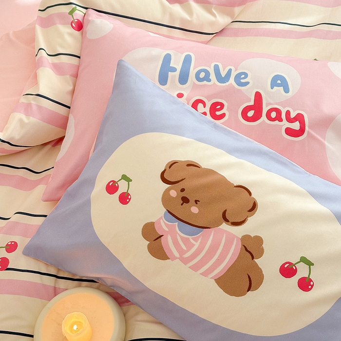 91家纺网 家纺一手货源 找家纺 锦彩家居 2025新款全棉13372数码印花毛巾绣四件套（提供买家秀） 樱桃小狗