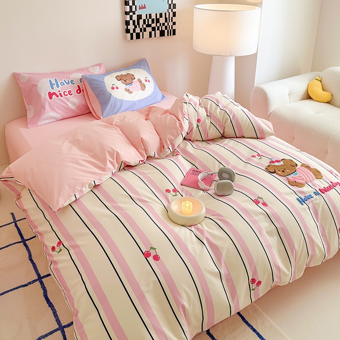 91家纺网 家纺一手货源 找家纺 锦彩家居 2025新款全棉13372数码印花毛巾绣四件套（提供买家秀） 樱桃小狗