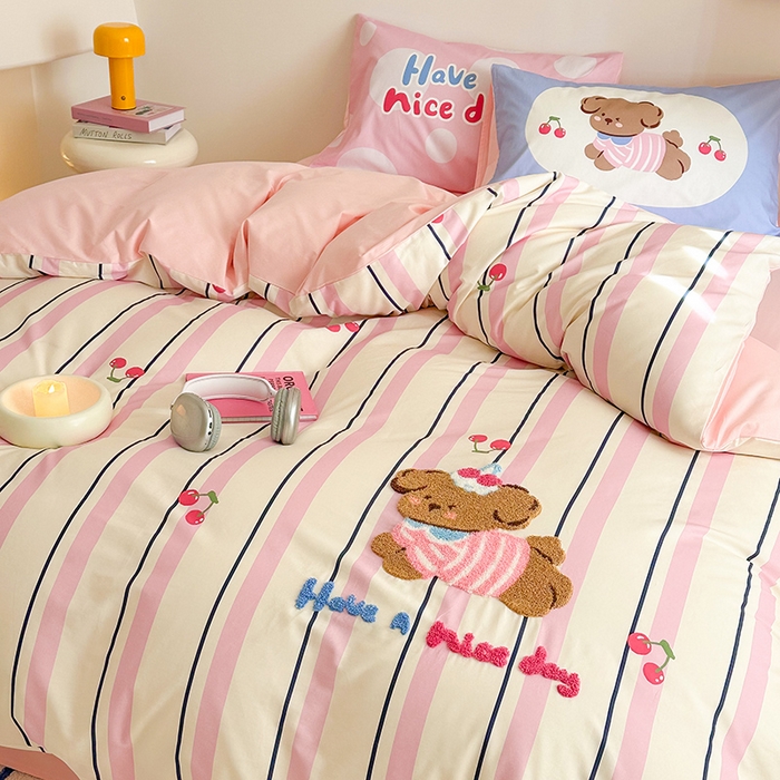 91家纺网 家纺一手货源 找家纺 锦彩家居 2025新款全棉13372数码印花毛巾绣四件套（提供买家秀） 樱桃小狗