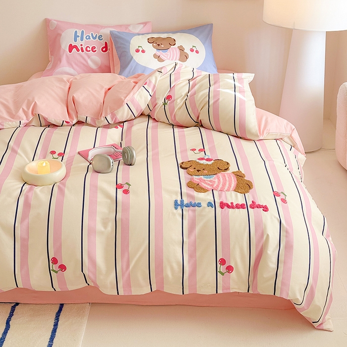 91家纺网 家纺一手货源 找家纺 锦彩家居 2025新款全棉13372数码印花毛巾绣四件套（提供买家秀） 樱桃小狗