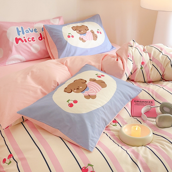 91家纺网 家纺一手货源 找家纺 锦彩家居 2025新款全棉13372数码印花毛巾绣四件套（提供买家秀） 樱桃小狗