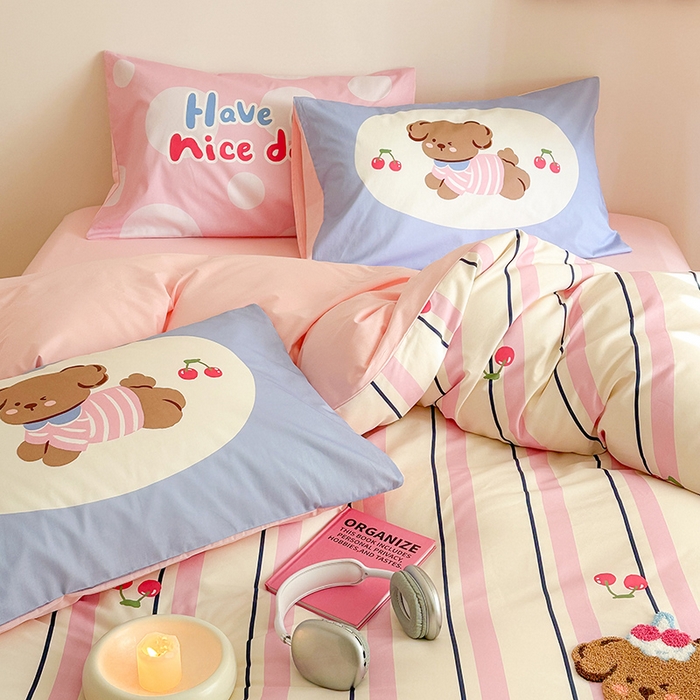 91家纺网 家纺一手货源 找家纺 锦彩家居 2025新款全棉13372数码印花毛巾绣四件套（提供买家秀） 樱桃小狗